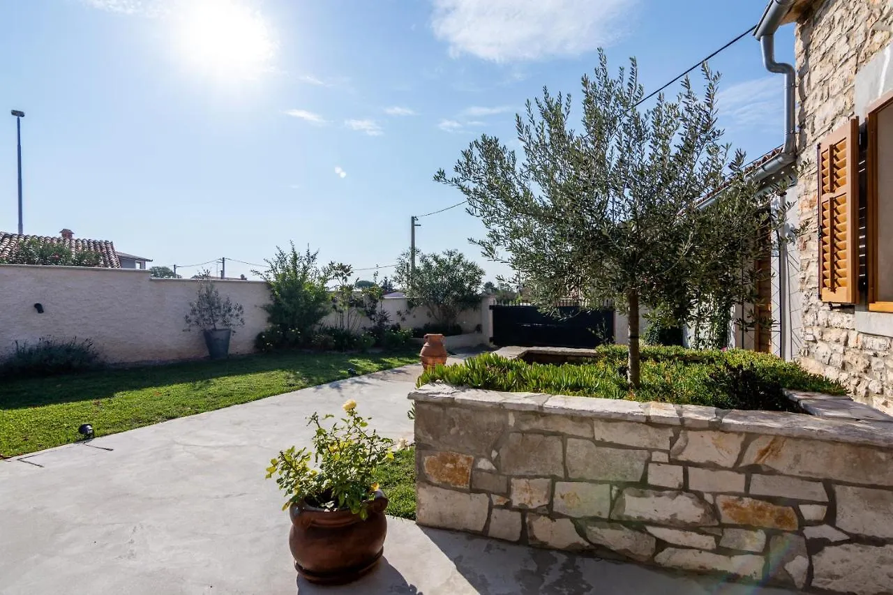 Apartments And Rooms With Parking Space Loborika, Pula - 12983 Marčana 5*,
