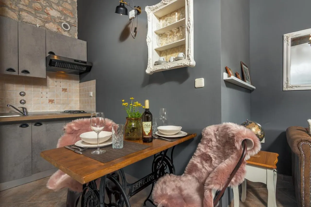 Apartments And Rooms With Parking Space Loborika, Pula - 12983 Marčana Affittacamere