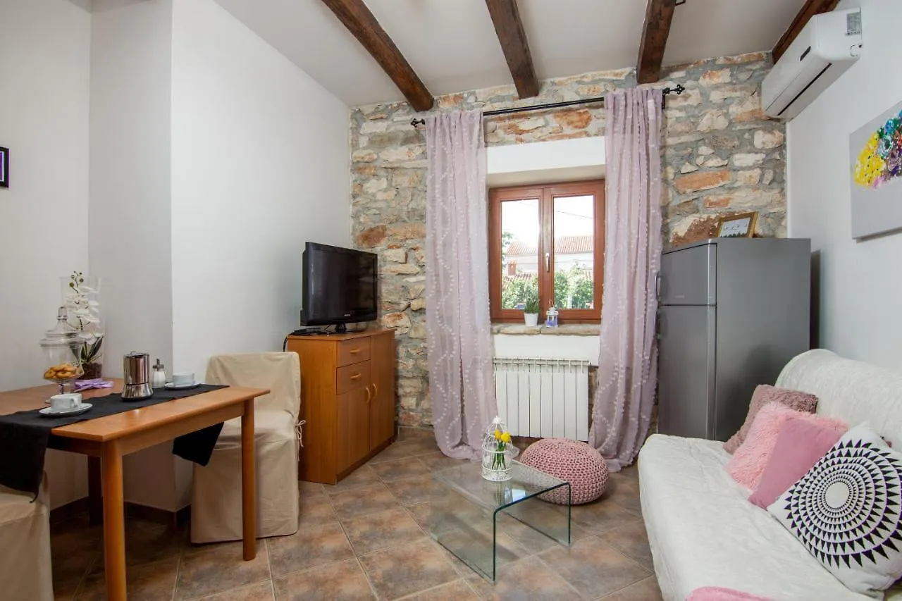 Apartments And Rooms With Parking Space Loborika, Pula - 12983 Marčana Affittacamere
