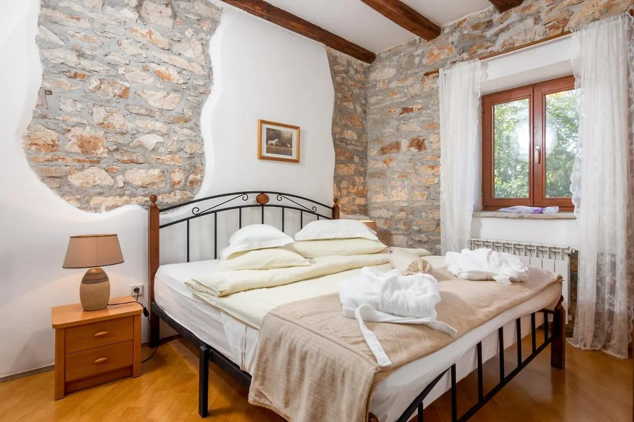Apartments And Rooms With Parking Space Loborika, Pula - 12983 Marčana 5*,  Croazia