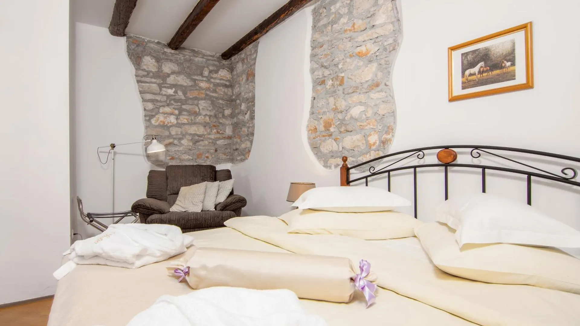 Apartments And Rooms With Parking Space Loborika, Pula - 12983 Marčana 5*,  Croazia