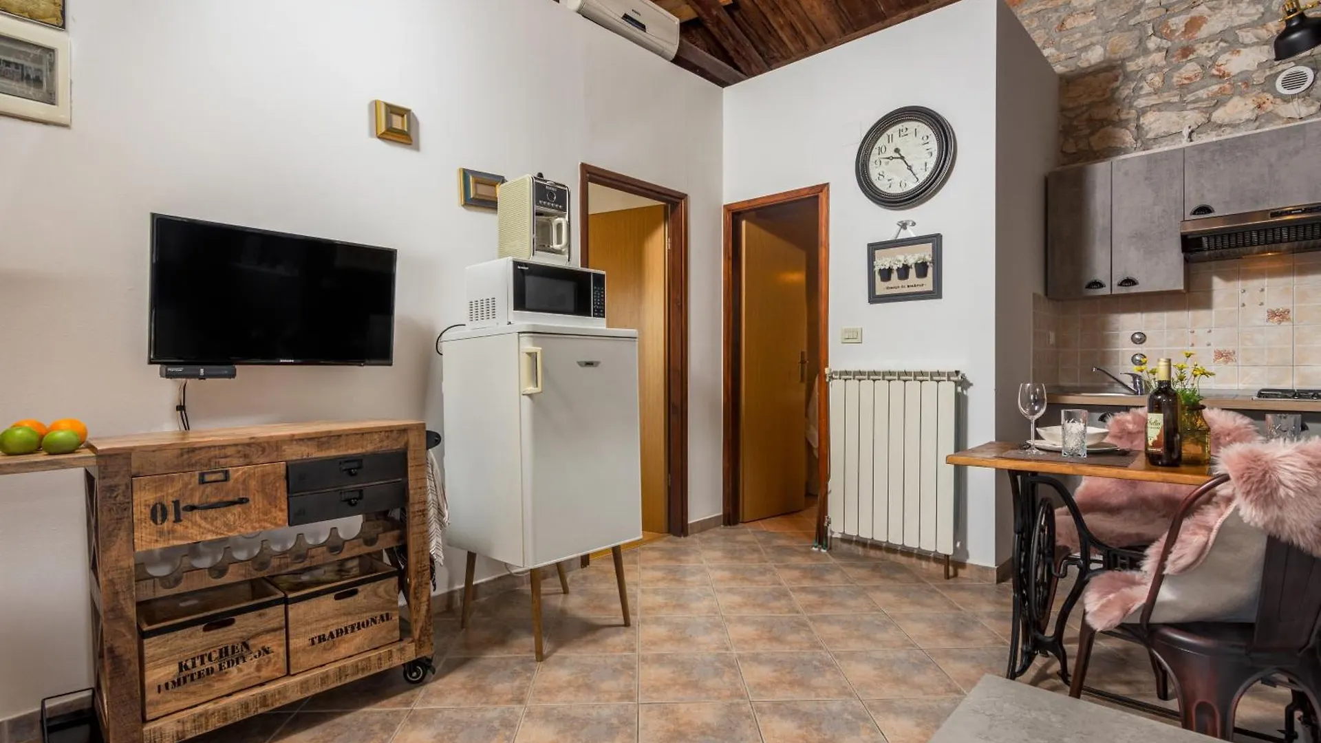 Apartments And Rooms With Parking Space Loborika, Pula - 12983 Marčana